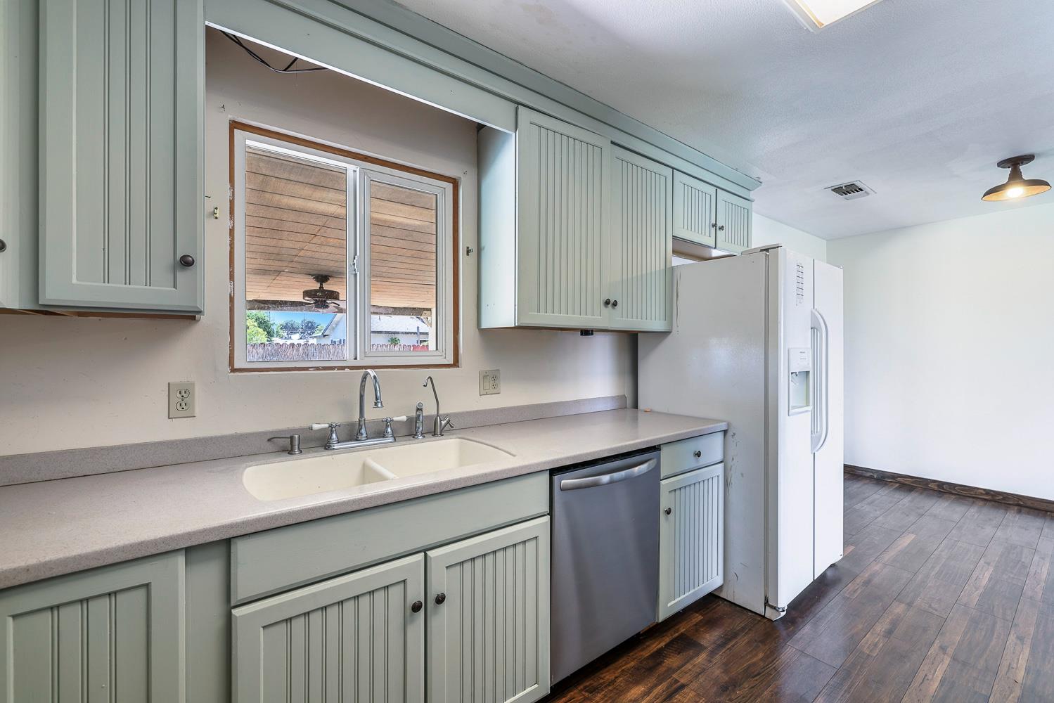 125 E Deodar Ln, Lemoore, CA 93245