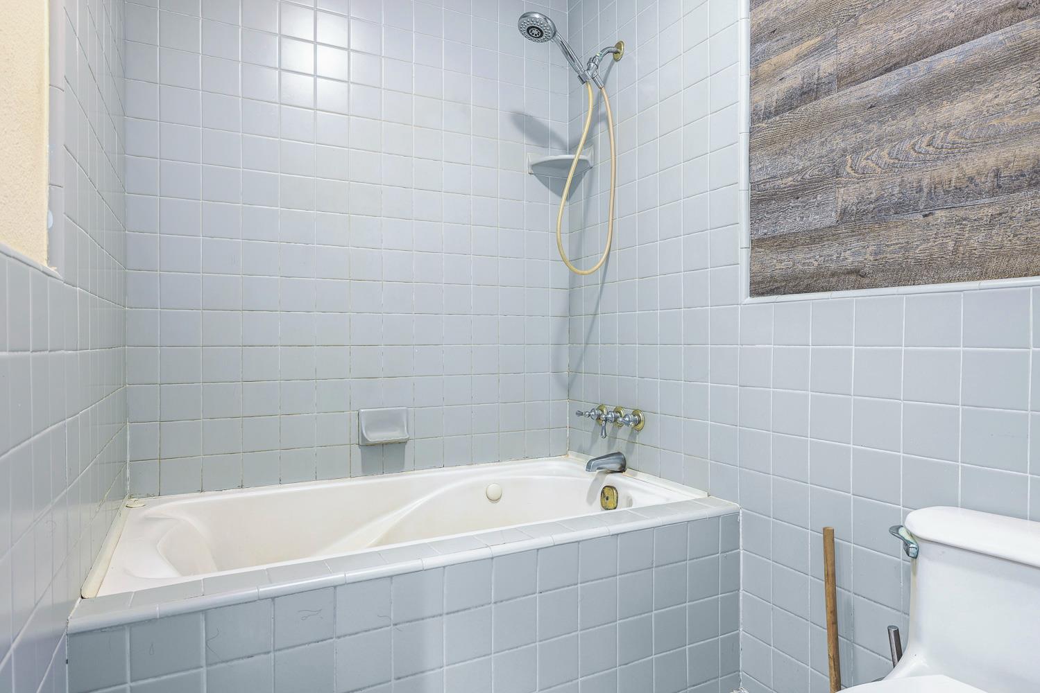 125 E Deodar Ln, Lemoore, CA 93245