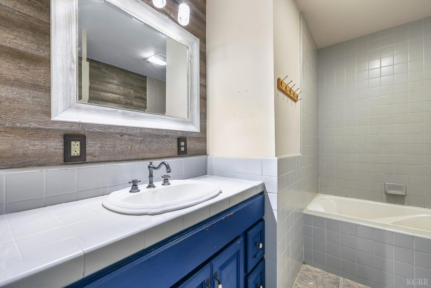 125 E Deodar Ln, Lemoore, CA 93245